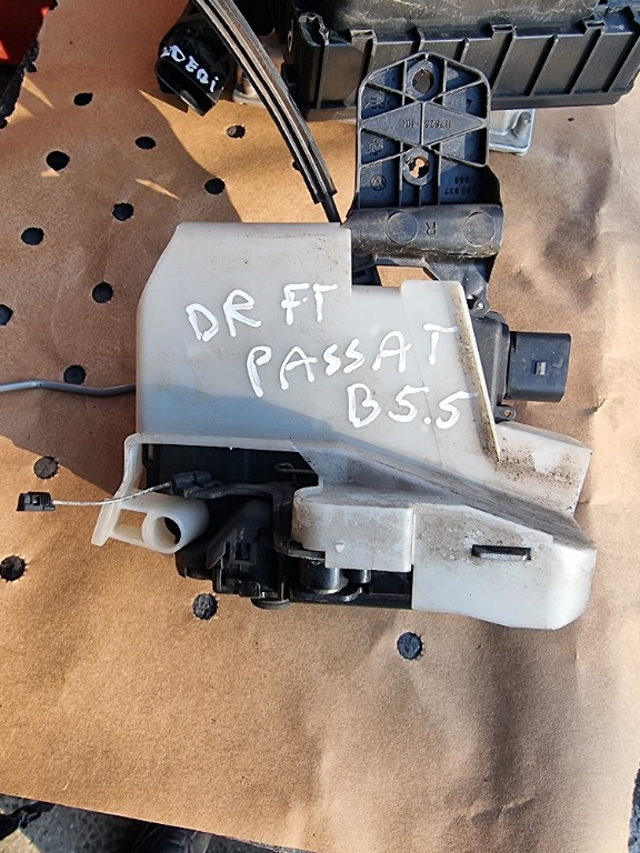 Broasca usa dreapta fata VW Passat B5.5