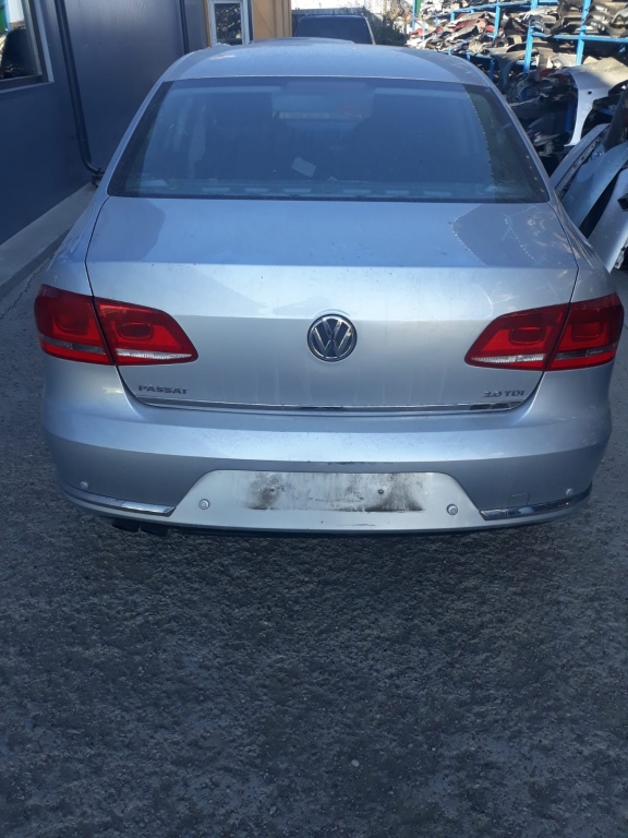 Broasca usa dreapta fata VW Passat B7 2012 berlina 2.0 tdi