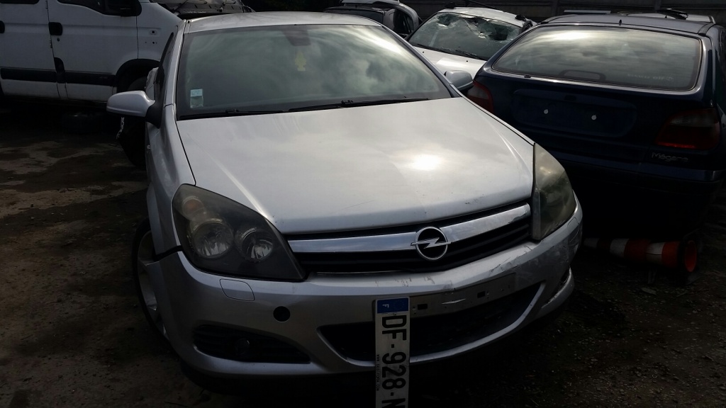 Broasca usa - Opel Astra GTC, 1.9 CDTI,an 2006