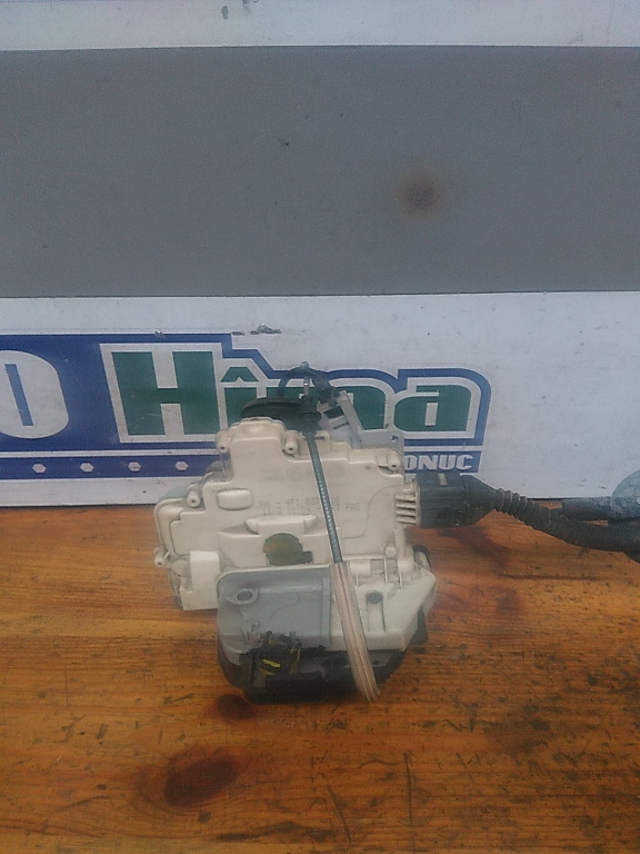 Broasca usa stanga fata VOLKSWAGEN Golf V 1K 2003-