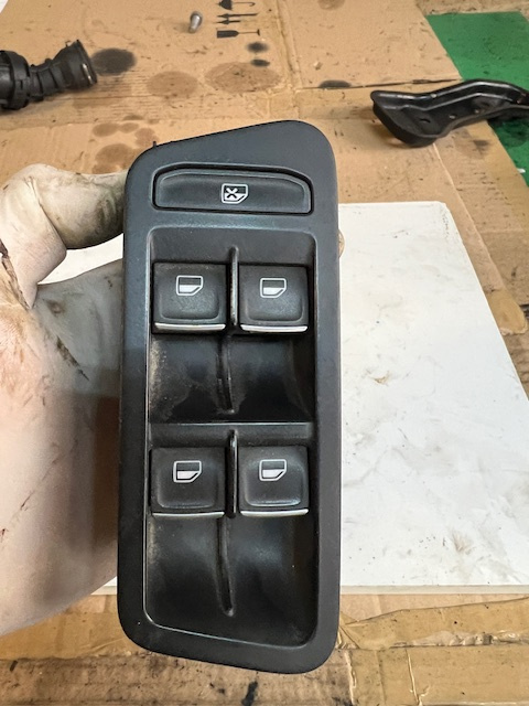 Butoane geam sofer 5G0 959 857 C 5G0 959 857 C 5G0 959 857 C Volkswagen VW Golf 7 [facelift] [2017 - 2020] Hatchback 5-usi 2.0 TDI MT (184 hp) Dezmembrez Golf 7 GTD 2015 hatchback,2.0 tdi 135kw,184cp cod motor CUNA euro 6,cutie manauala cu Start-stop