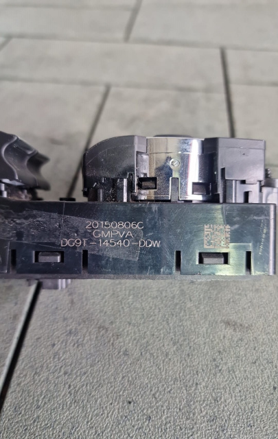 Butoane geam sofer Cod: DG9T-14540-DDW F