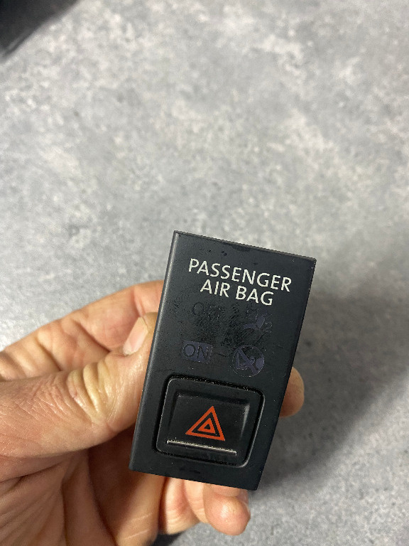 Buton avarii VW Jetta 2012