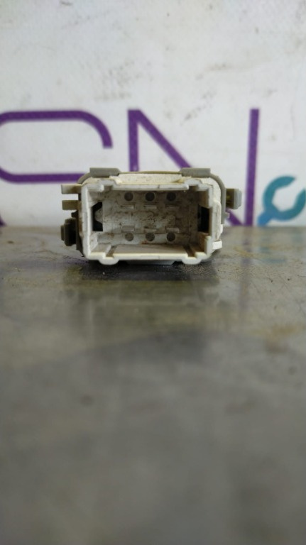 Buton blocare portiere Dacia Sandero cod OE: 2808203