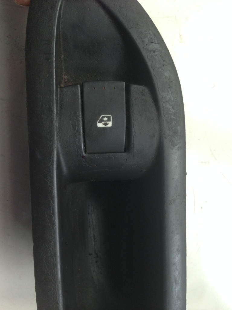 Buton comanda geam dreapta Renault Laguna 2 An 2002-2007, cod : 8200016013