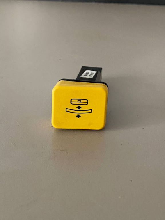 Buton Deblocare Rulou Portbagaj Volvo C70 30739031