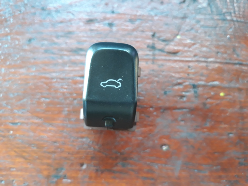 Buton deschidere portbagaj Audi A4 B8 cod 8K095983