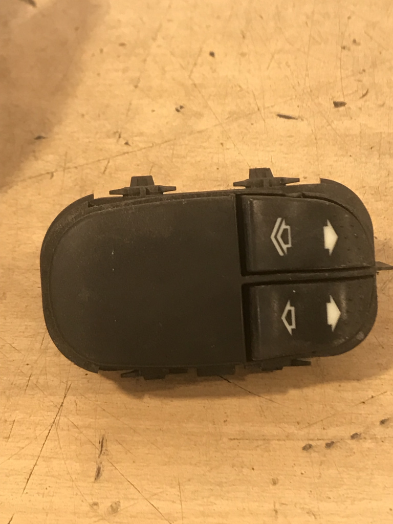 Buton electric usa stanga fata ford focus 1 1998 - 2004 cod: 03162302