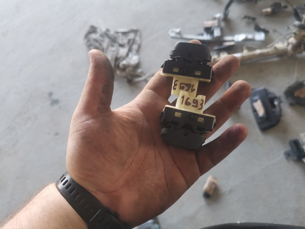 Buton geamuri electrice Dacia Logan 2 254214937r 2012 2013 2014 2015 2016 2017 2018 2019 2020