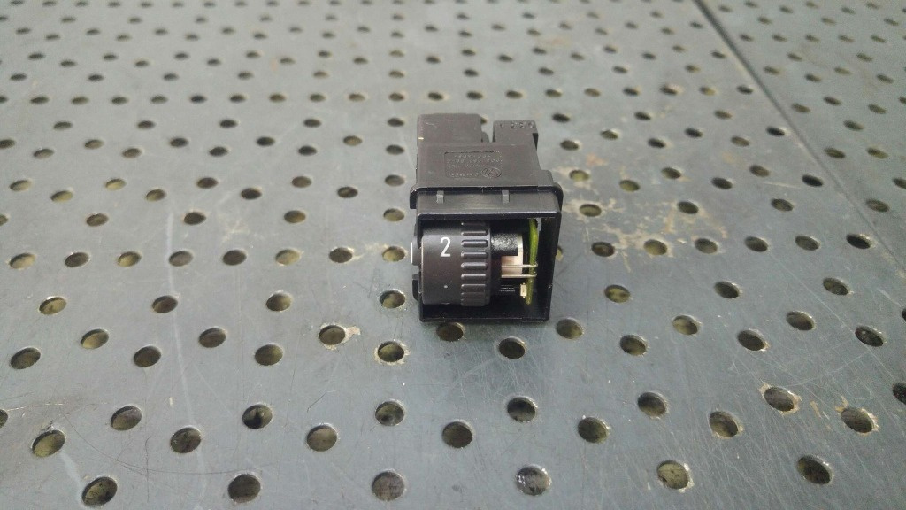 Buton incalzire scaun dreapta spate vw passat b7 3