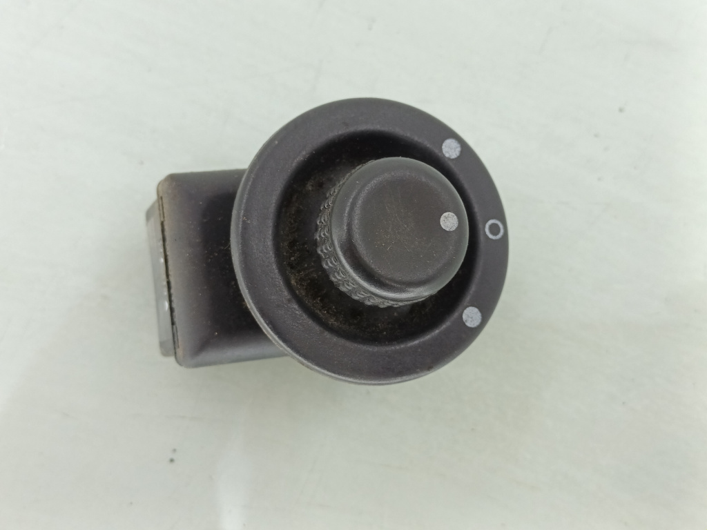 Buton reglaj oglinzi Dacia LOGAN 1.5 DCI K9K EU4 2006-2011 8200002442 B DezP: 50661