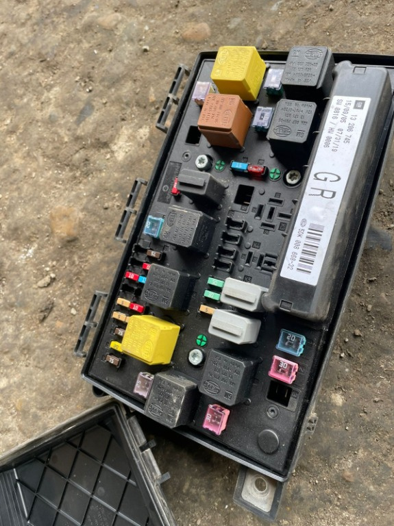 Calculator confort / panou relee sigurante Opel Astra H 1.7 diesel ISUZU ZH
