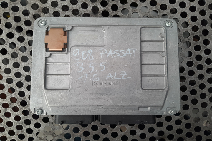 Calculator motor ECU 3B0906018P Volkswagen VW Passat B5.5 [facelift] [2000 - 2005] wagon 1.6 MT (102 hp)