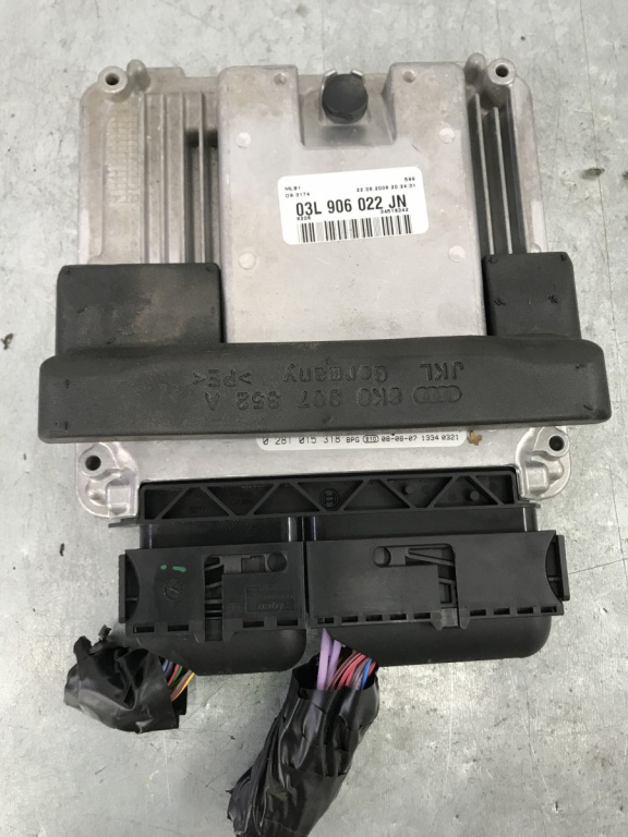 Calculator motor ecu Audi A4 B8 Avant 2.0 TDI Multitronic LAT MMV LLA KSR 143cp sedan 2010 (03L906022JN)