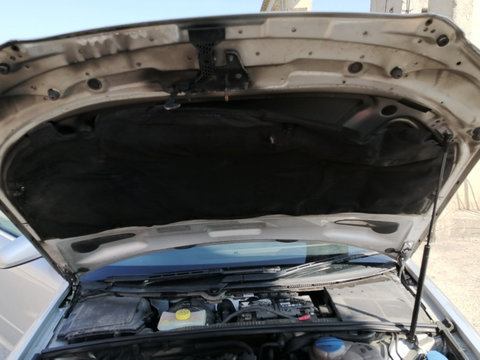 Capitonaj Material Antifonare de pe Capota Motor Audi A4 B7 2005 - 2008