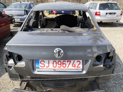Capot portbagaj VW Jetta din 2007 dezechipata si batuta usor de grindina