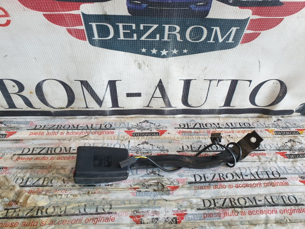Capsa centura dreapta fata Seat Altea 5P cod piesa : 5P0857756H