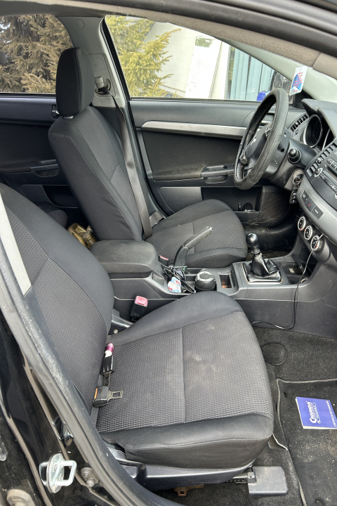 Carcasa acumulator 8201A004 Mitsubishi L