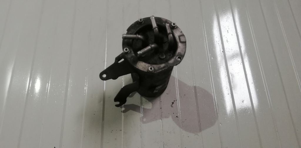 Carcasa filtru motorina VW Passat B6 Sedan 2.0 TDI 110 cai motor CBD cod 3C0127400C an 2008 2009 2010