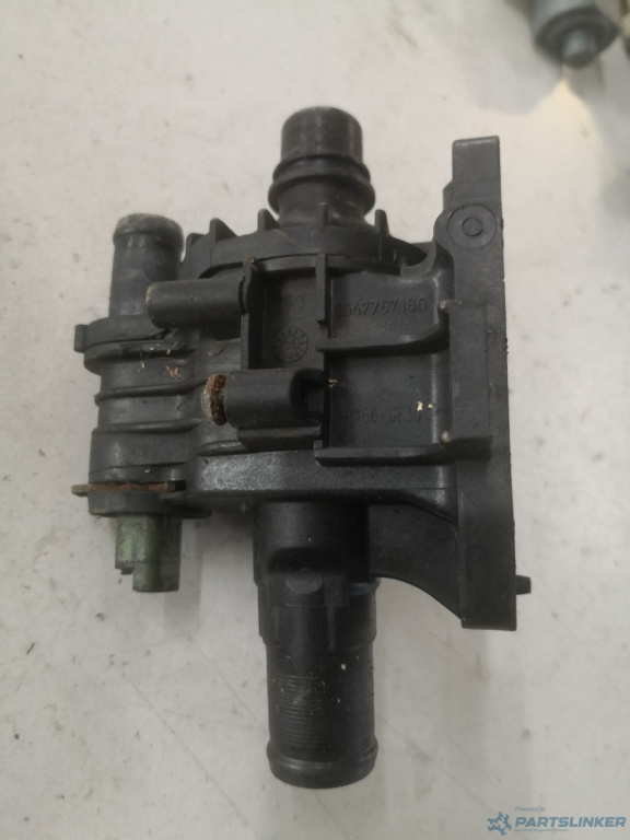 Carcasa termostat FORD FOCUS II (DA_, HCP, DP) [ 2004 - 2013 ] OEM 9647767180