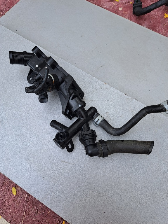 Carcasa termostat Renault Clio 4 0.9 / 1.2 TCE cod 110608635r an 2012 - 2020