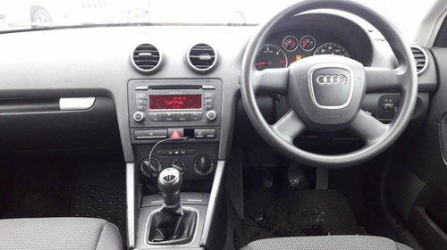 CD player Audi A3 8P 2008 hatchback 1.9