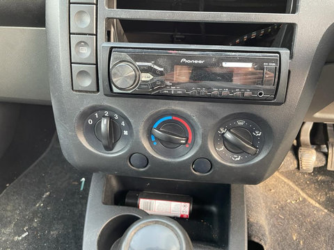 nothing considerate panel CD player auto pentru Ford Fiesta - Anunturi cu piese