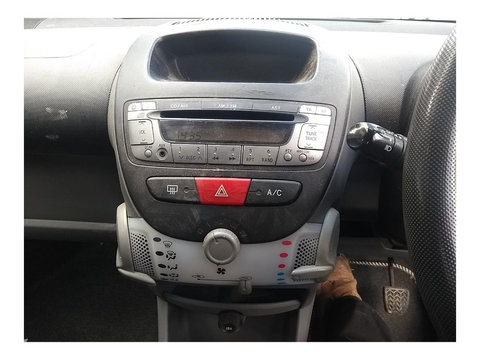 CD player Peugeot 107 2010 Hatchback 1.0i