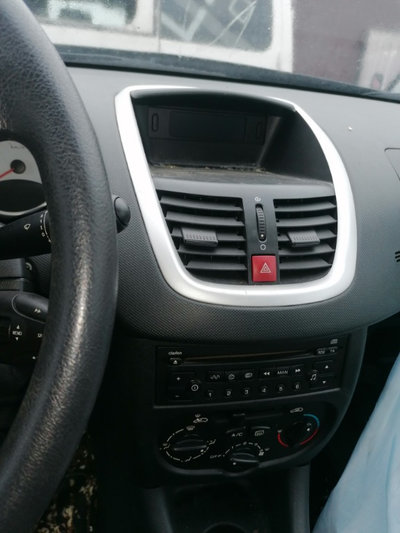 CD player Peugeot 206 2010 hatchback 1.4