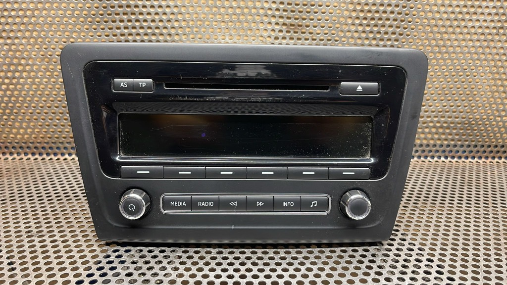 CD player Skoda Rapid 2013-2017 cu o pată pe display 5J0035161E