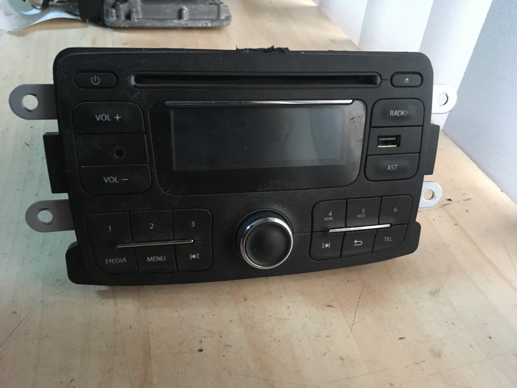 Cd-Player USB 2013 Dacia Logan 2 281156534r