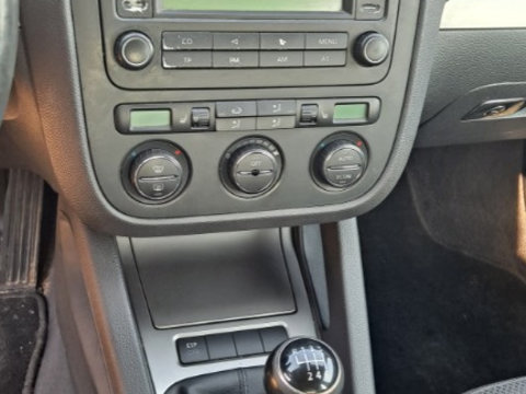 CD player Volkswagen Golf 5 2006 hatchback 2.0