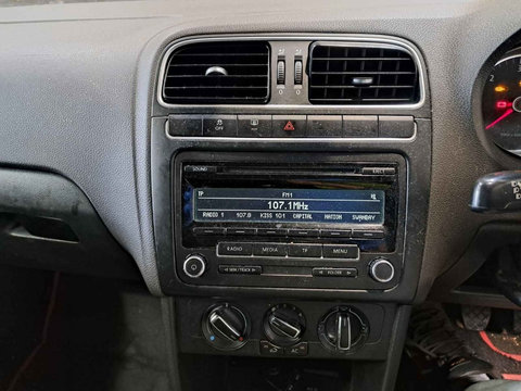 CD player Volkswagen Polo 6R 2012 Hatchback 1.2 TDI CFWA