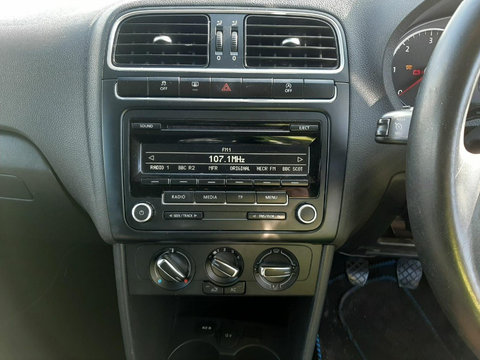 CD player Volkswagen Polo 6R 2013 HATCHBACK BLUE MOTION CFWA 1.2 TDI