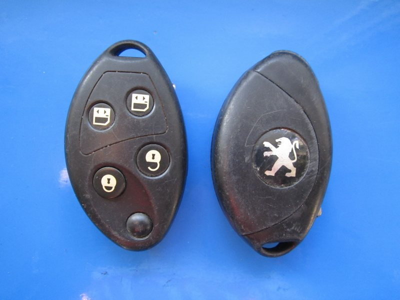 Cheie cu telecomanda Peugeot 4but 7936 SH