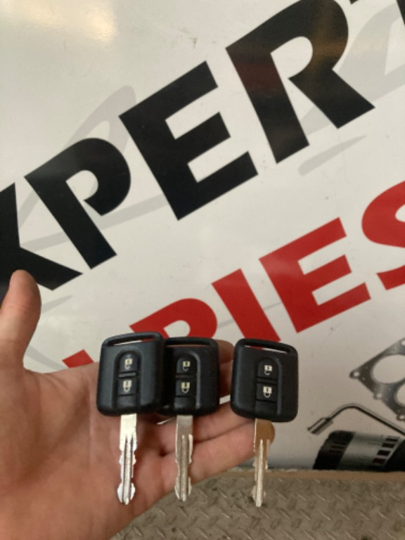 Cheie cu telecomanda si cip nissan navara model 2009