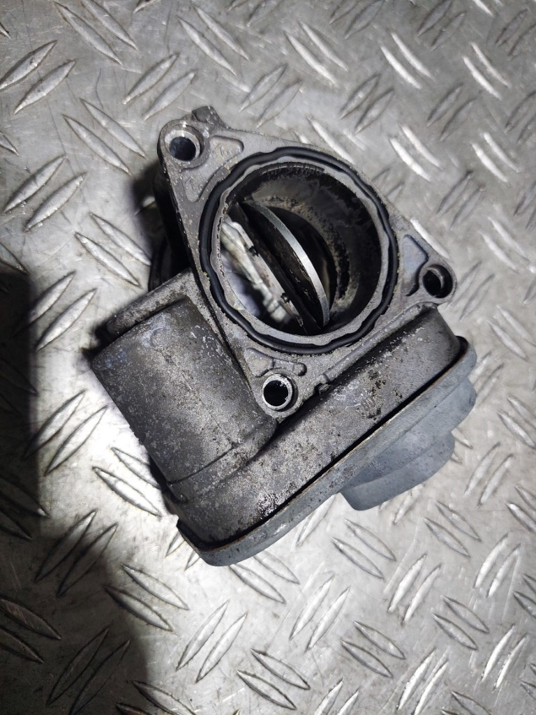 Clapeta acceleratie Audi A3 8P 2.0 Tdi BKD cod 038128063M