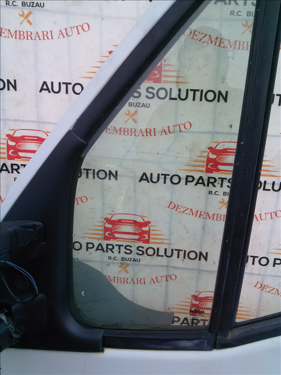 Coltar geam usa stanga fata IVECO DAILY an fabr. 2008