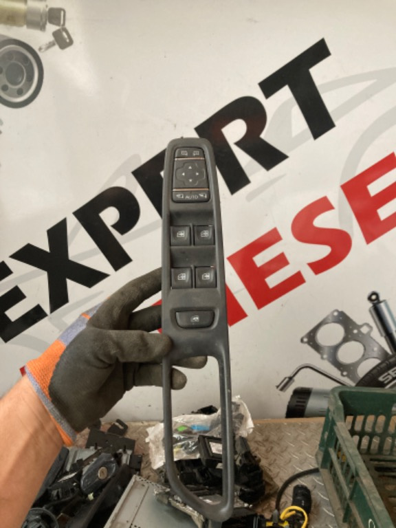 Comanda geamuri electrice si buton oglinzi cu rabatare electrica renault captur an 2018