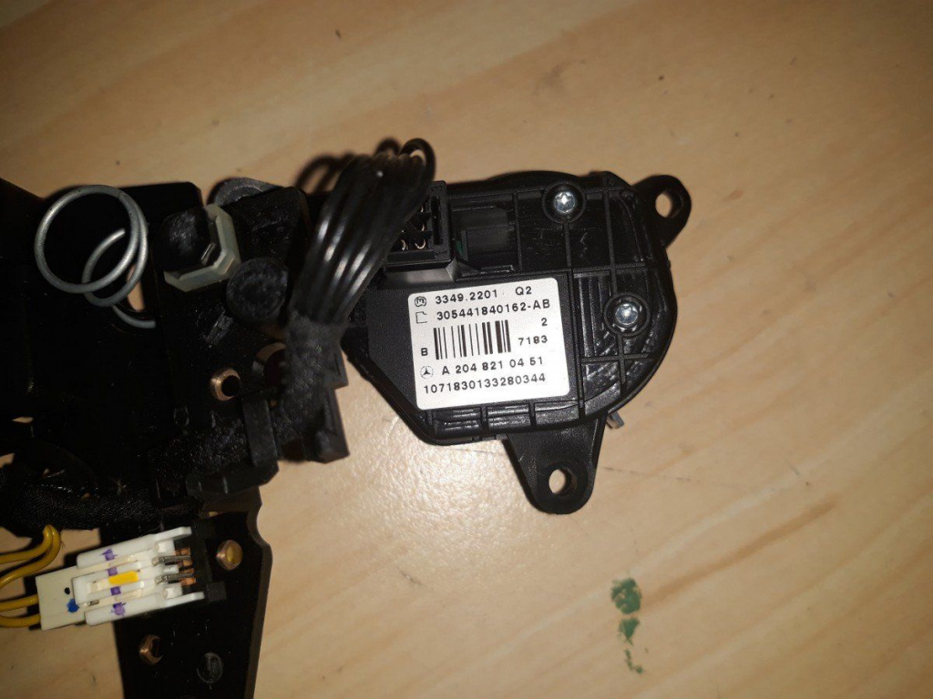 Comenzi volan volum pentru Mercedes-Benz C-class W204 cod: A2048210451