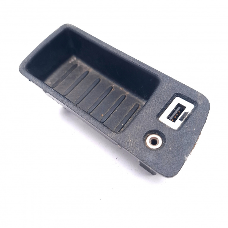 Conector Auxiliar USB Ford FOCUS Mk 2 2005 - 2010 Motorina 8M51A045P40AAW, 8M51-A045P40-AAW, 2602A