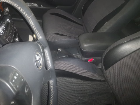 Consola centrala cu cotiera intre scaune Toyota Avensis T25