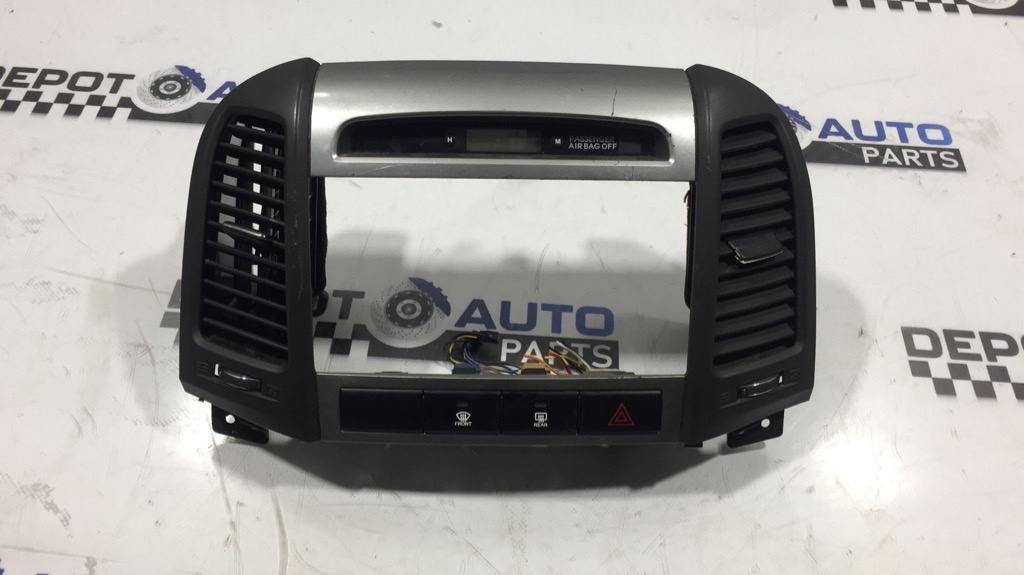 CONSOLA CENTRALA CU DISPLAY CEAS, GRILE AER SI BUTON AVARIE HYUNDAI SANTA FE 2011 (id: 638)