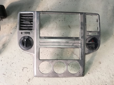 Consola centrala cu guri ventilatie si buton 4x4 Nissan X-Trail 2.2 di An 2003