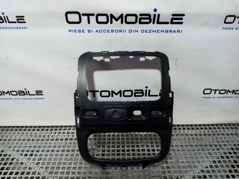 Consola Centrala Dacia Duster: 682604477R [Fabr 2009-2017]