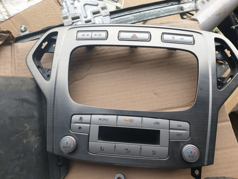 Consola centrala dezechipata / fara butoane si panou clima pt Ford Mondeo Mk4 2006-2010