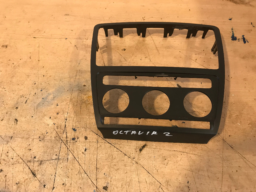 Consola centrala plansa bord skoda octavia 2 2004 