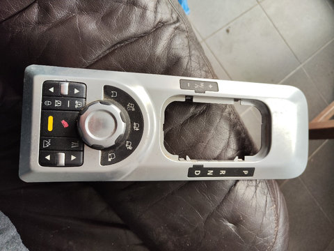 Consola centrala Range Rover Vogue 2006-2009 Cod: YUD5013617H42