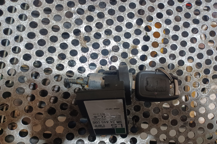Contact cu cheie 24445098 Opel Zafira A 