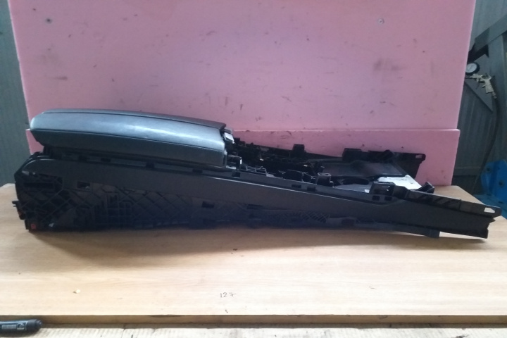 Cotiera Cotiera centrala fata consola centrala Seria 7 F01 F02 Piele BMW Seria 7 F01/F02 [2008 - 2012] Sedan 730Ld AT (245 hp)